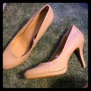 Nude shiny heels